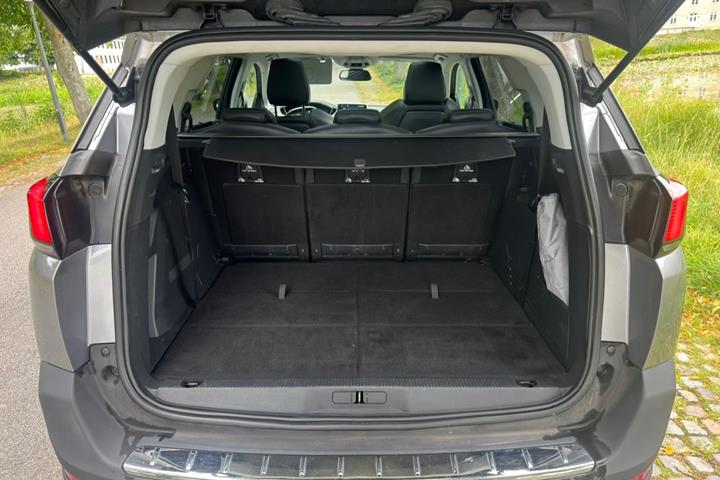 Grå Peugeot 5008 fra 2017