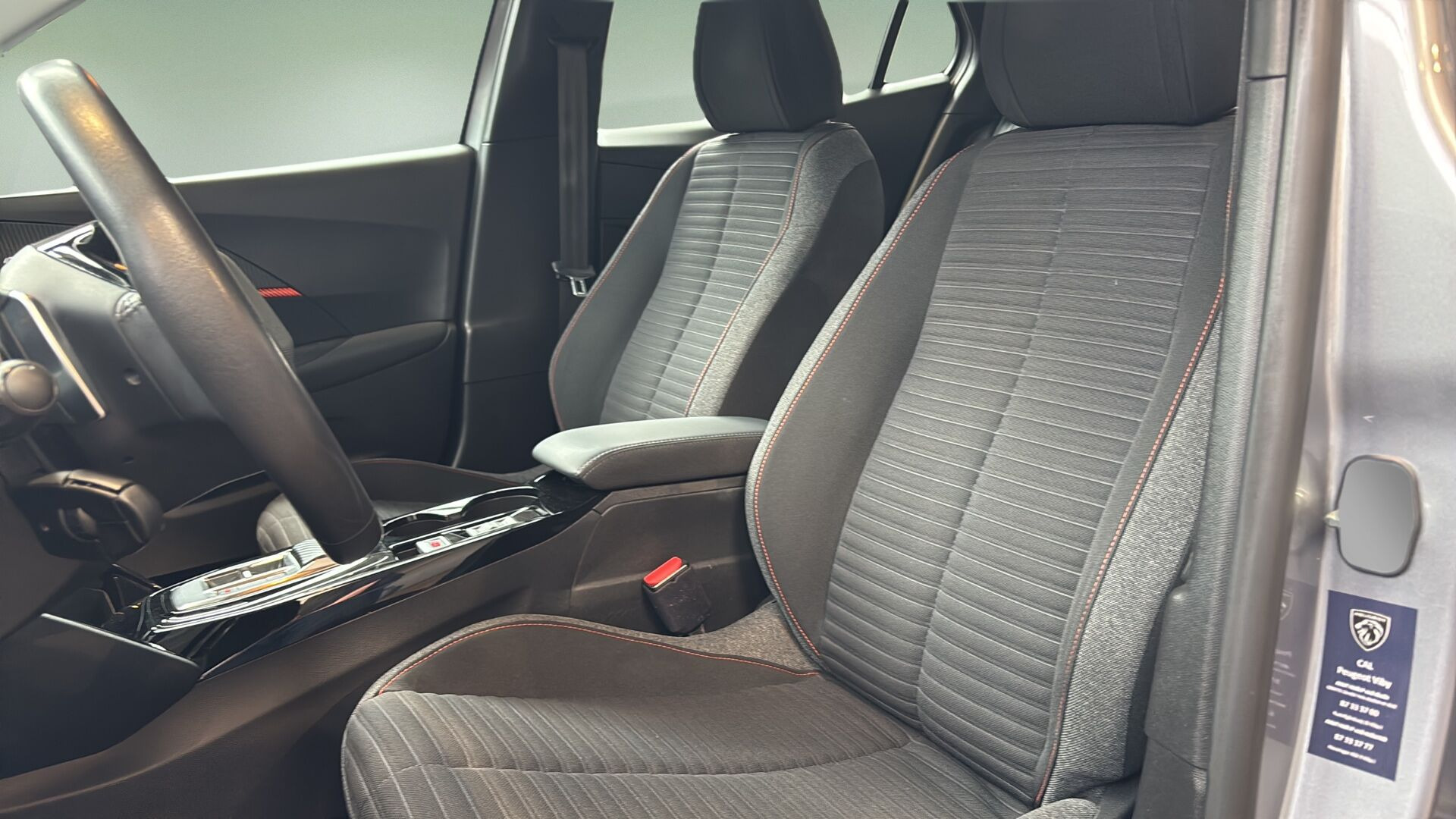 Sølv Peugeot 2008 fra 2022