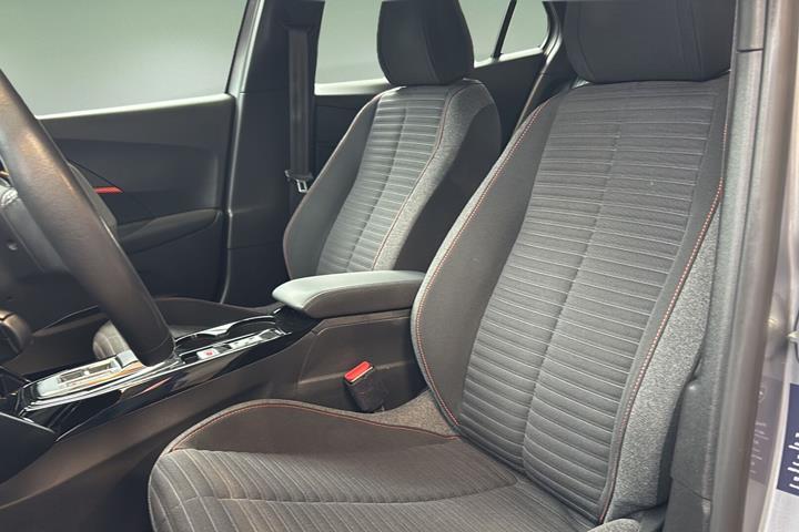 Sølv Peugeot 2008 fra 2022