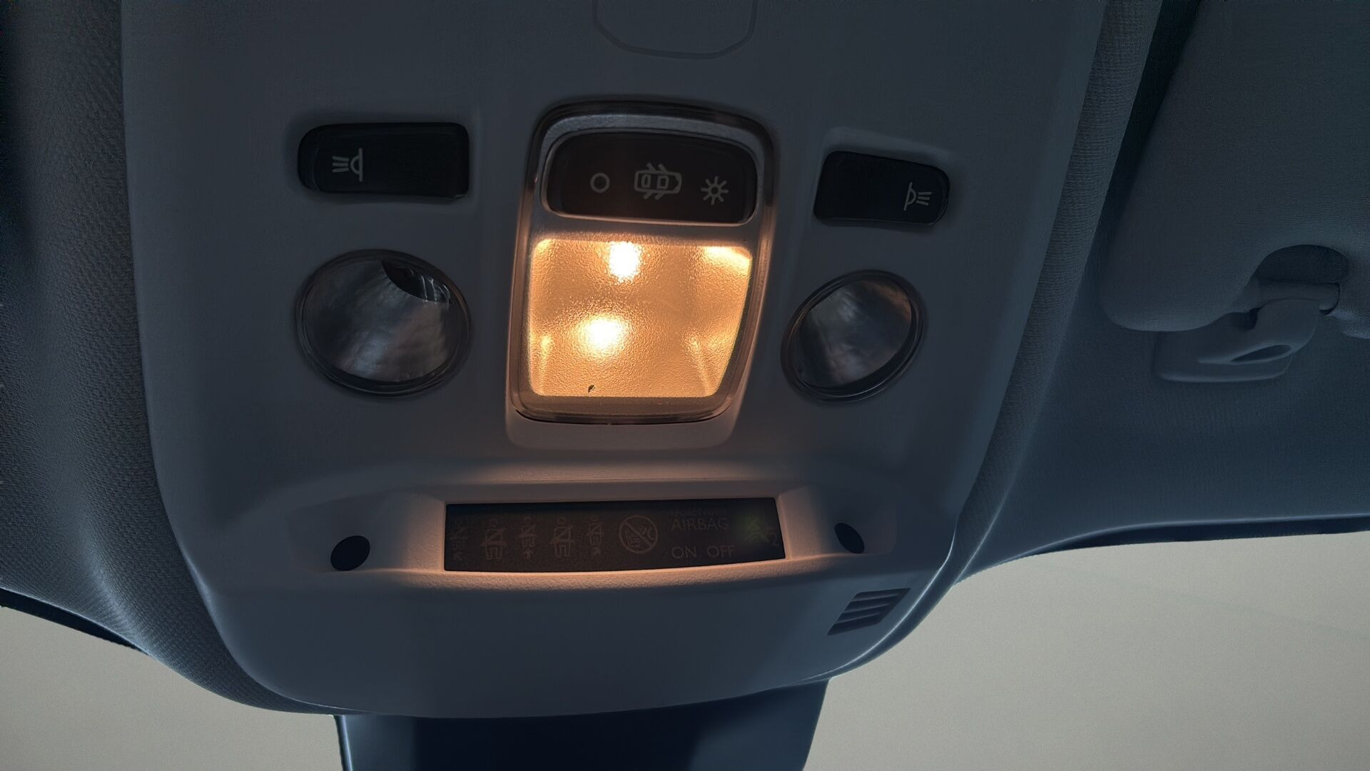 Sølv Peugeot 2008 fra 2022
