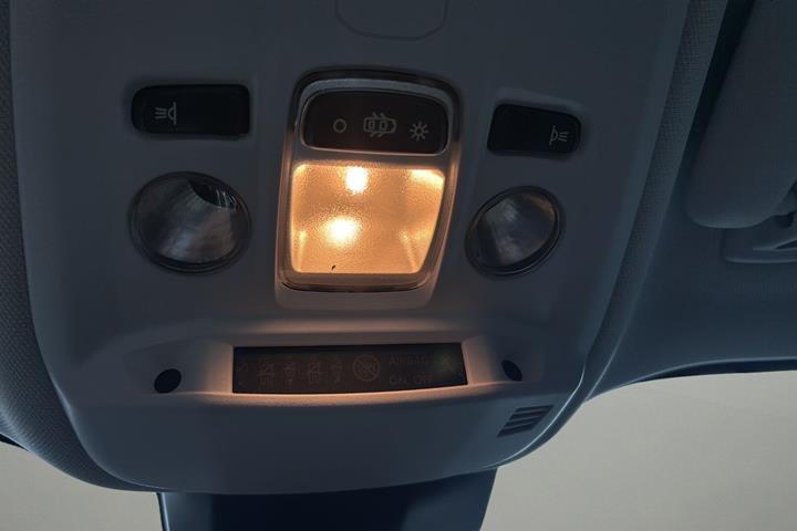 Sølv Peugeot 2008 fra 2022