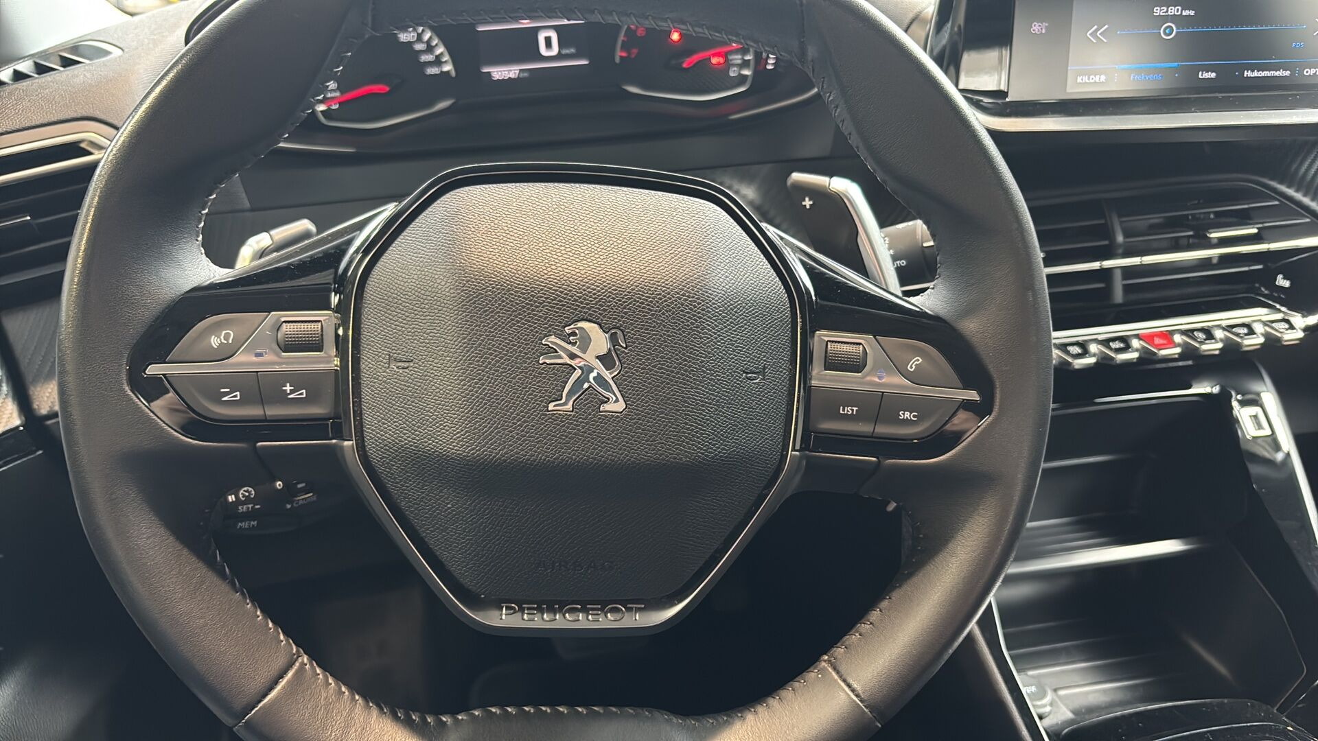 Sølv Peugeot 2008 fra 2022