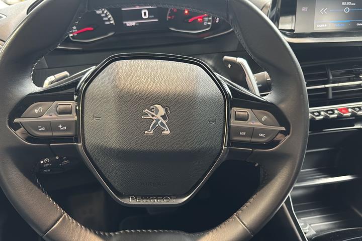 Sølv Peugeot 2008 fra 2022