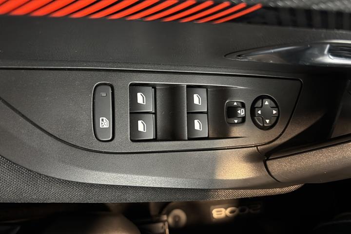 Sølv Peugeot 2008 fra 2022