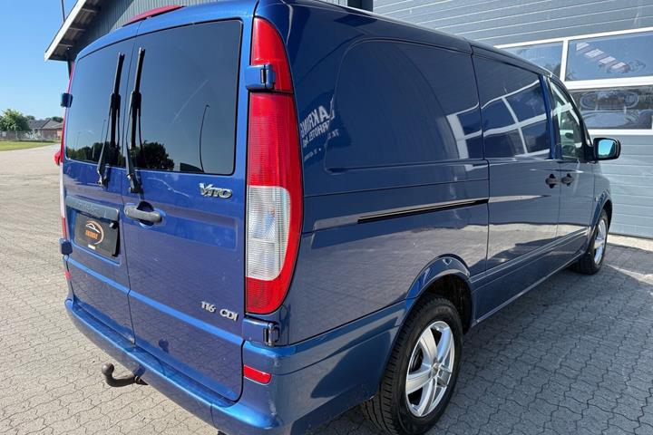 Blå Mercedes Vito fra 2012