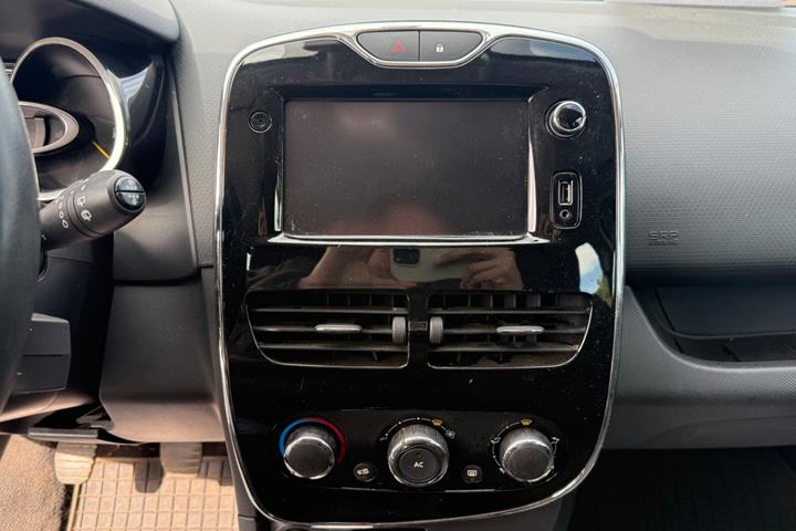 Grøn Renault Clio IV fra 2014