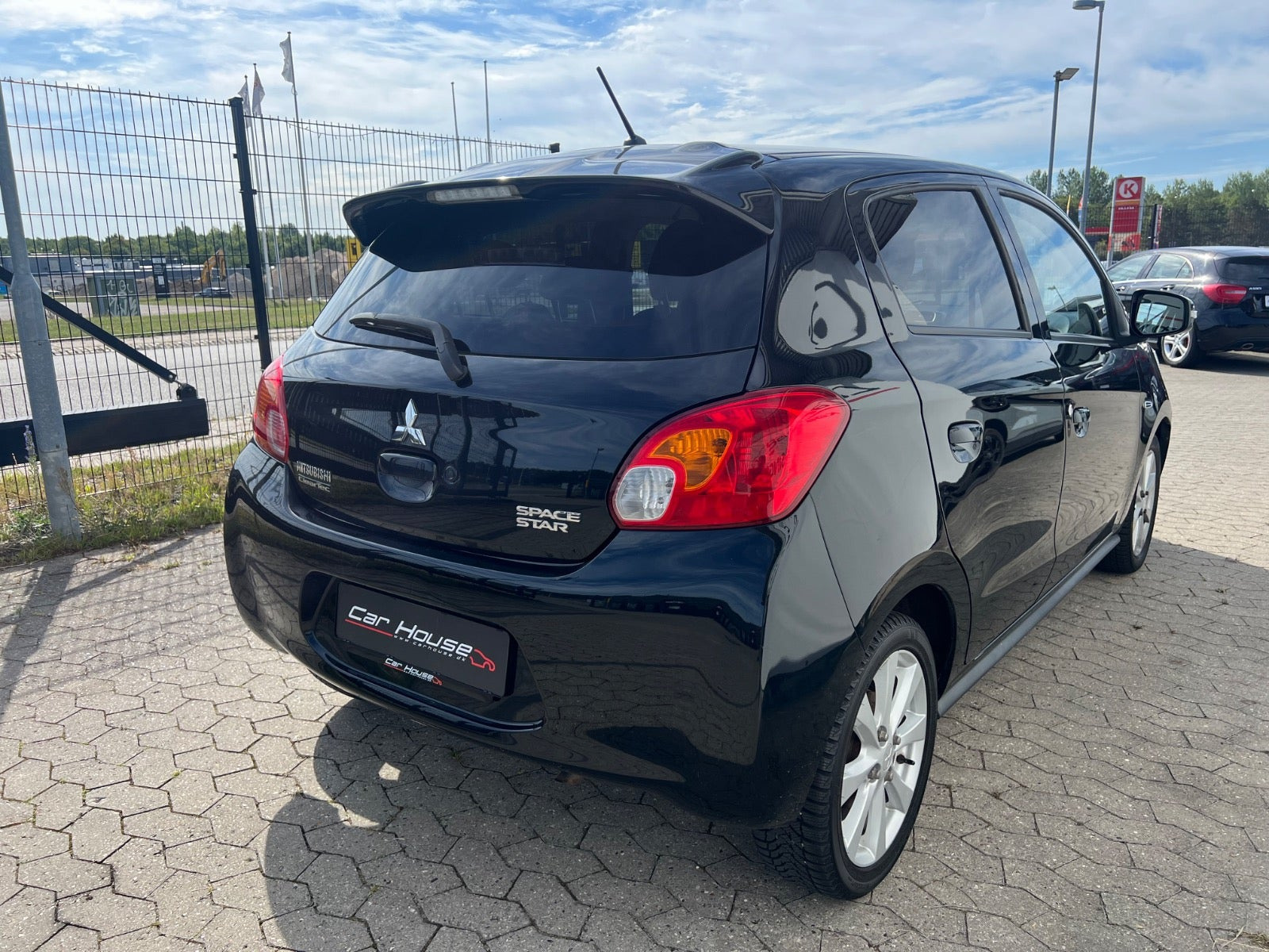 Sort Mitsubishi Space Star fra 2015