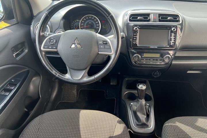 Sort Mitsubishi Space Star fra 2015