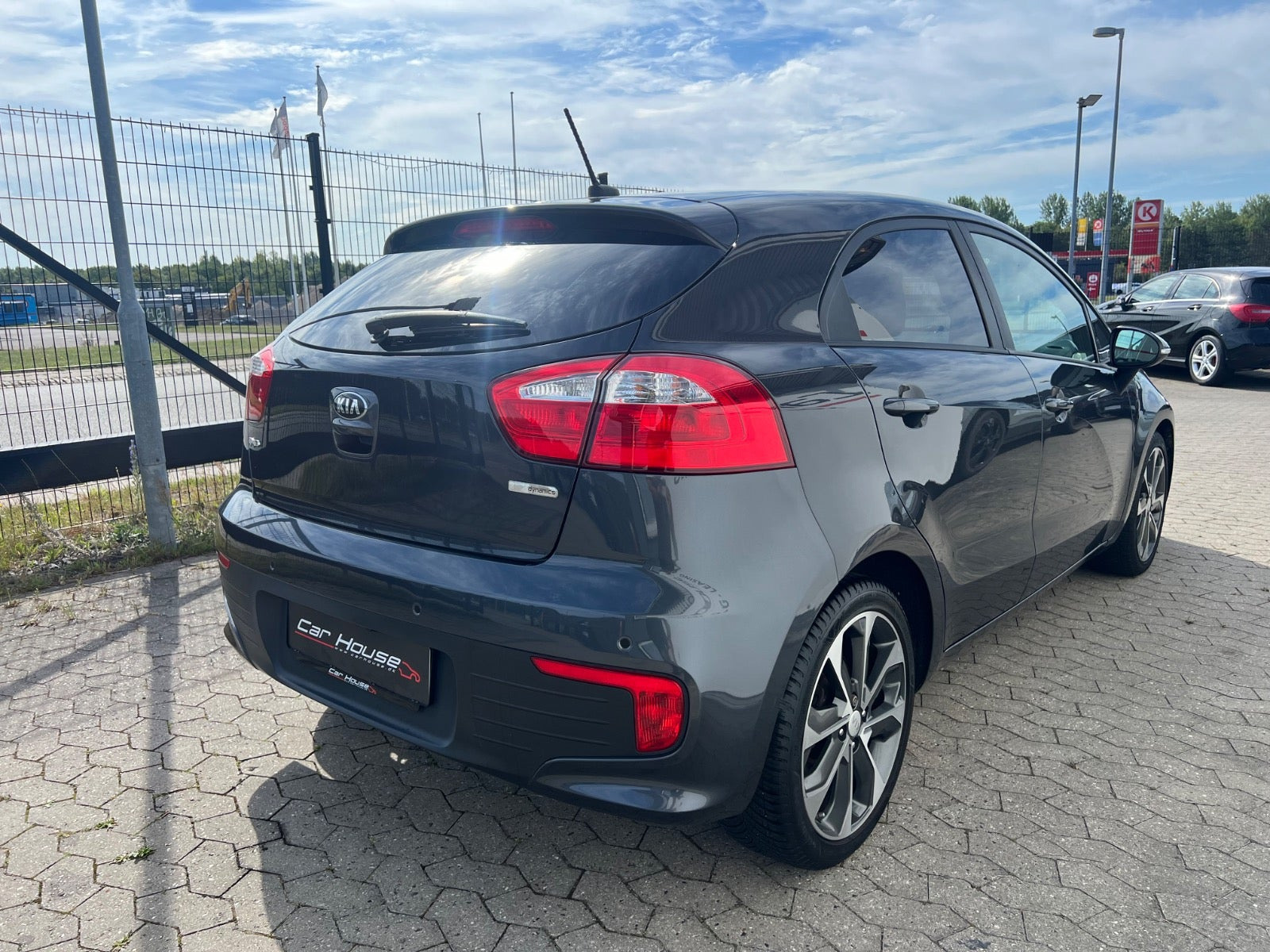 Grå Kia Rio fra 2016