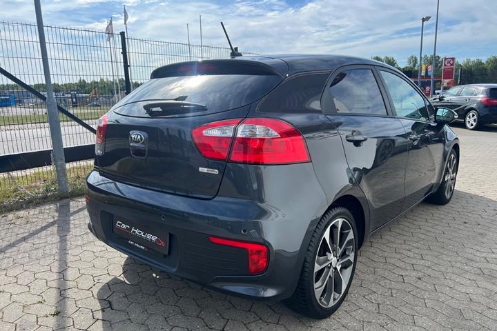 Grå Kia Rio fra 2016