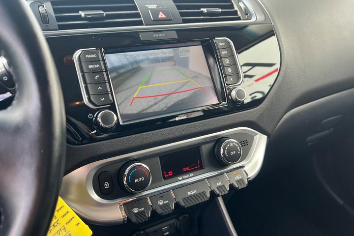 Grå Kia Rio fra 2016