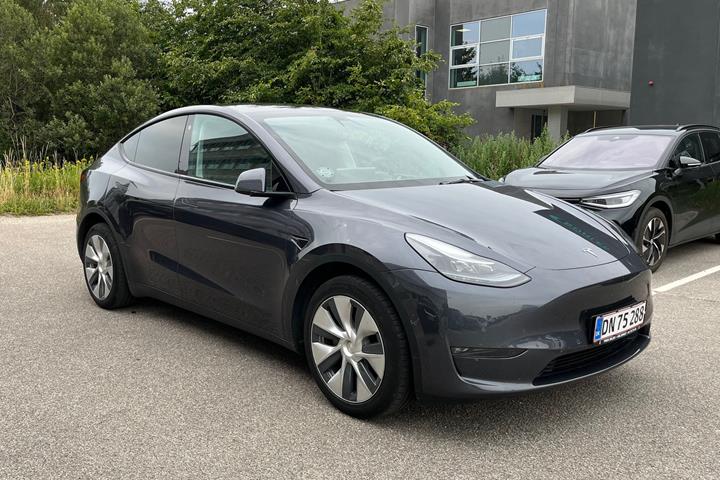 Grå Tesla Model Y fra 2022