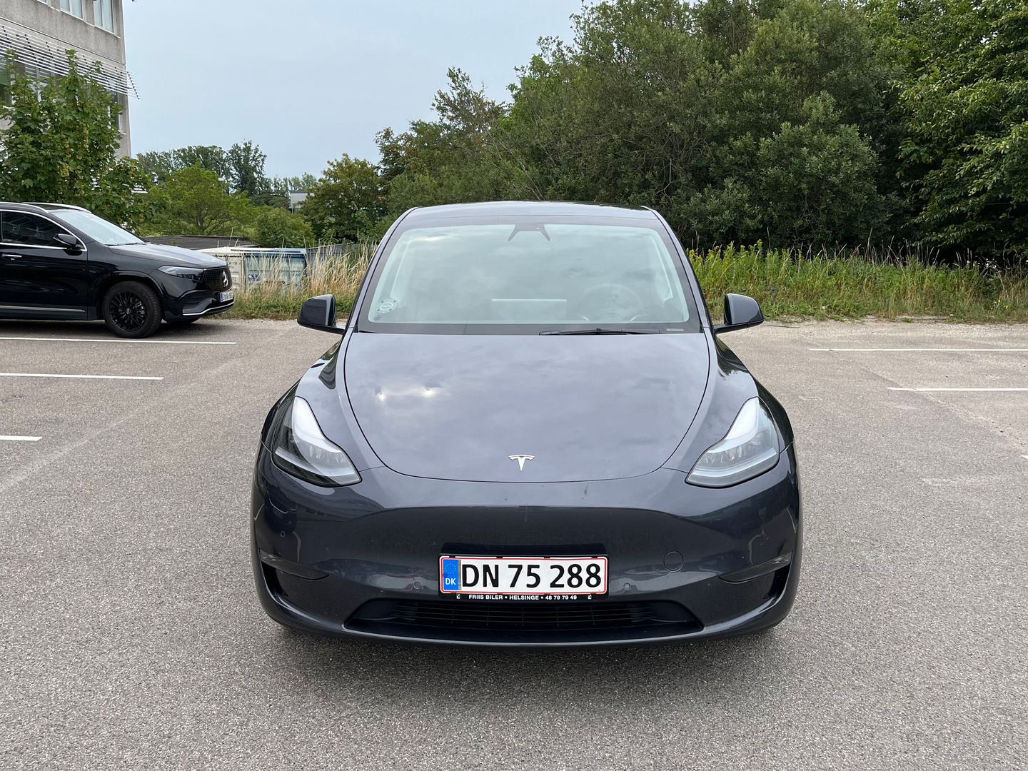 Grå Tesla Model Y fra 2022