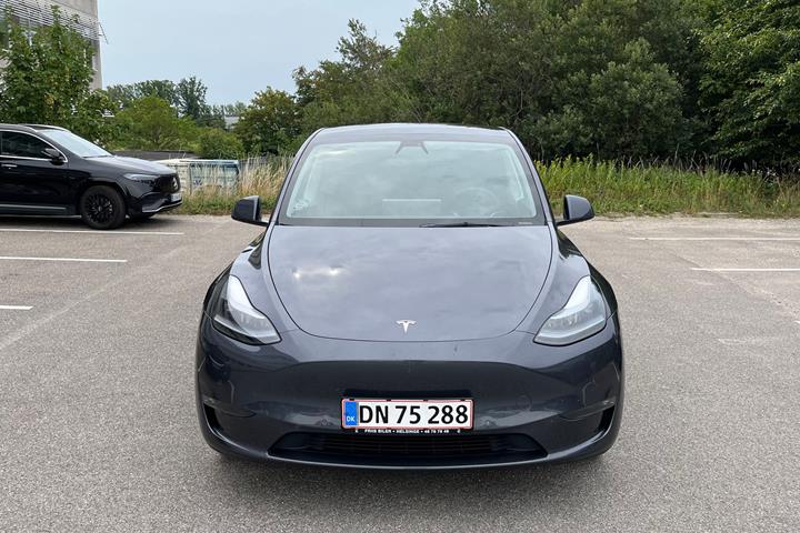 Grå Tesla Model Y fra 2022