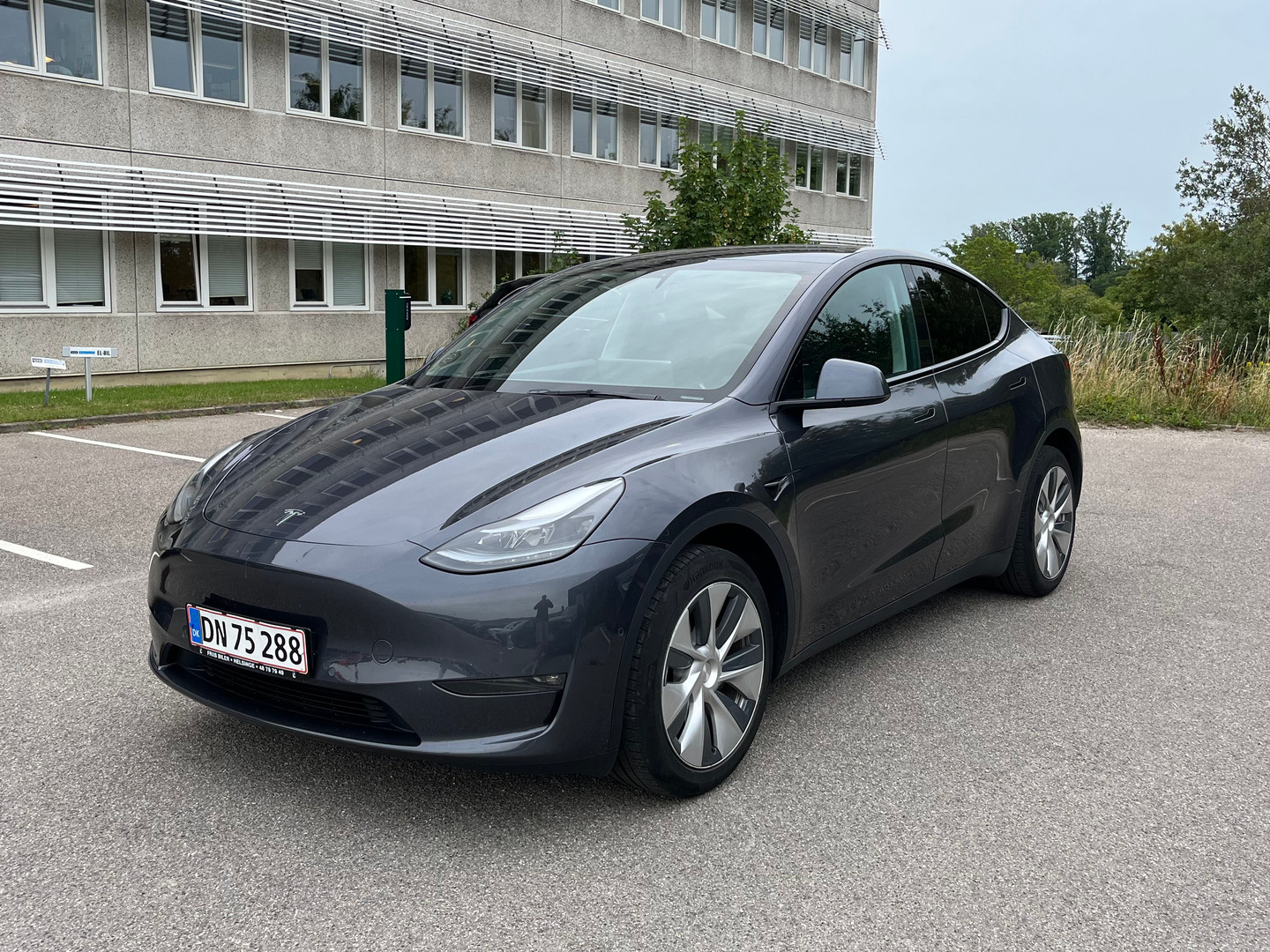 Grå Tesla Model Y fra 2022