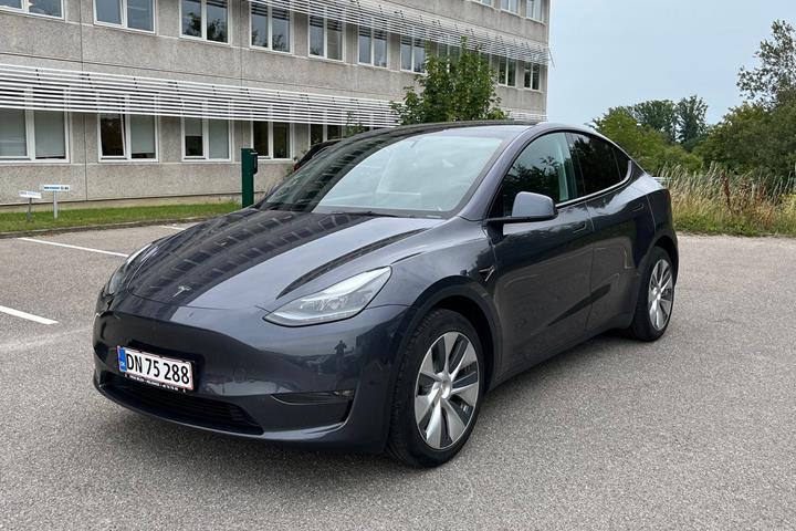 Grå Tesla Model Y fra 2022