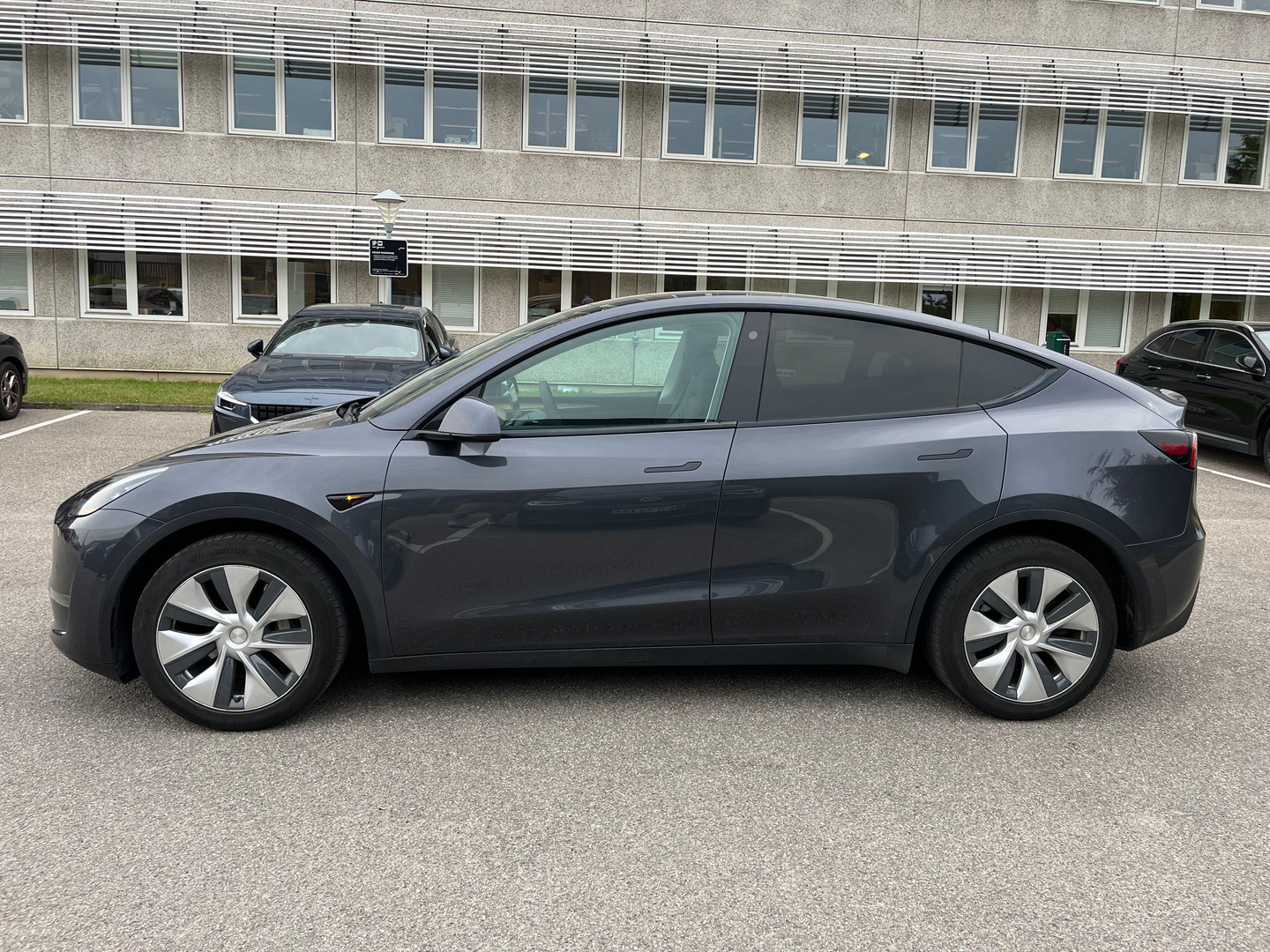 Grå Tesla Model Y fra 2022