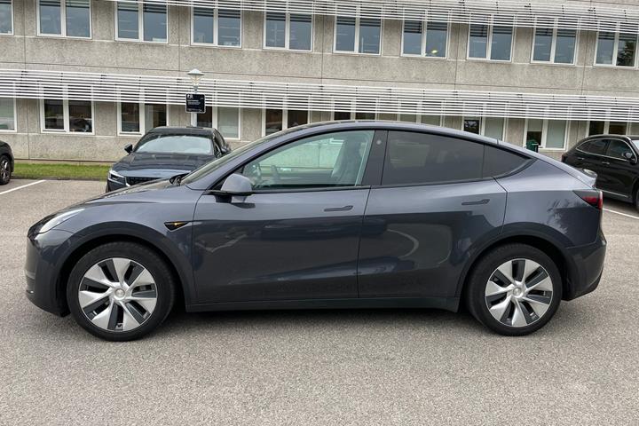 Grå Tesla Model Y fra 2022