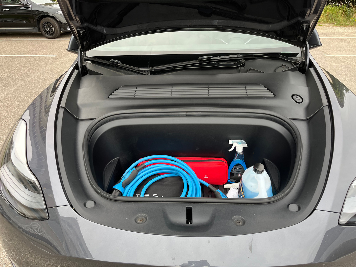 Grå Tesla Model Y fra 2022