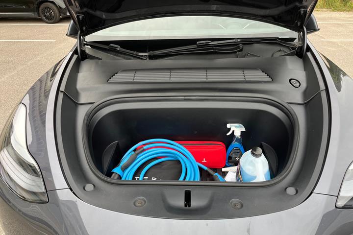 Grå Tesla Model Y fra 2022