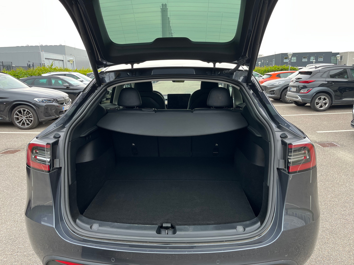 Grå Tesla Model Y fra 2022