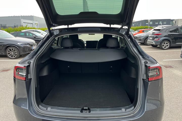 Grå Tesla Model Y fra 2022