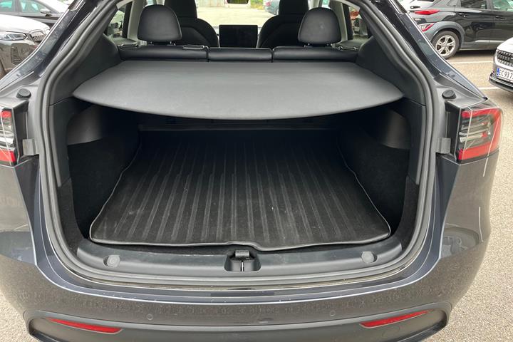 Grå Tesla Model Y fra 2022