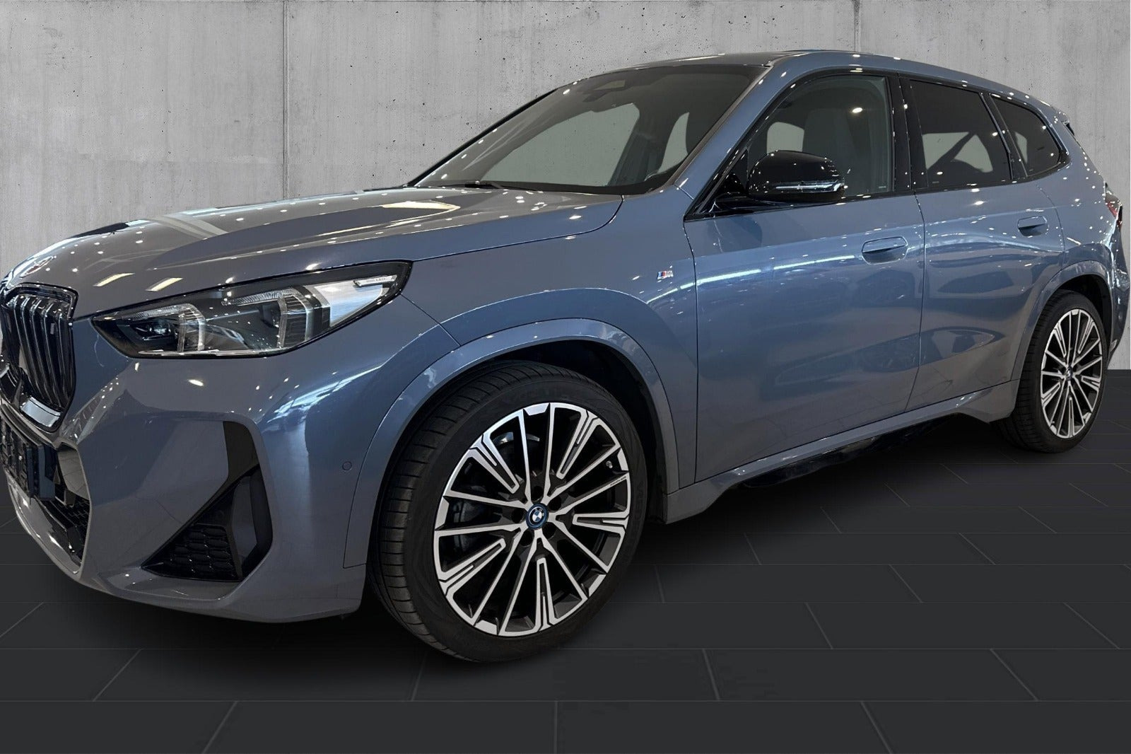Grå BMW iX1 fra 2023
