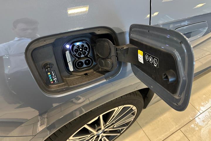 Grå BMW iX1 fra 2023