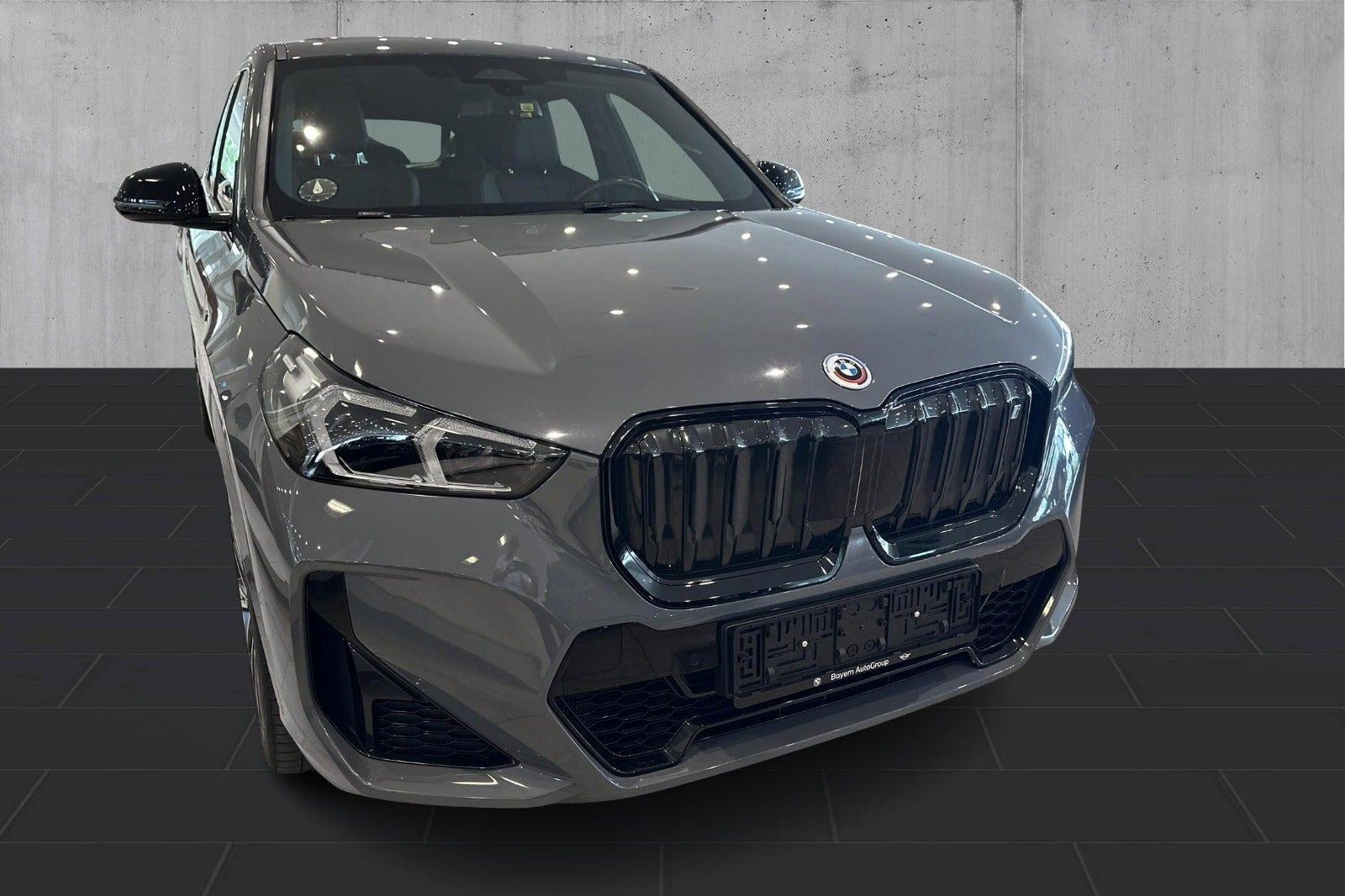 Grå BMW iX1 fra 2023