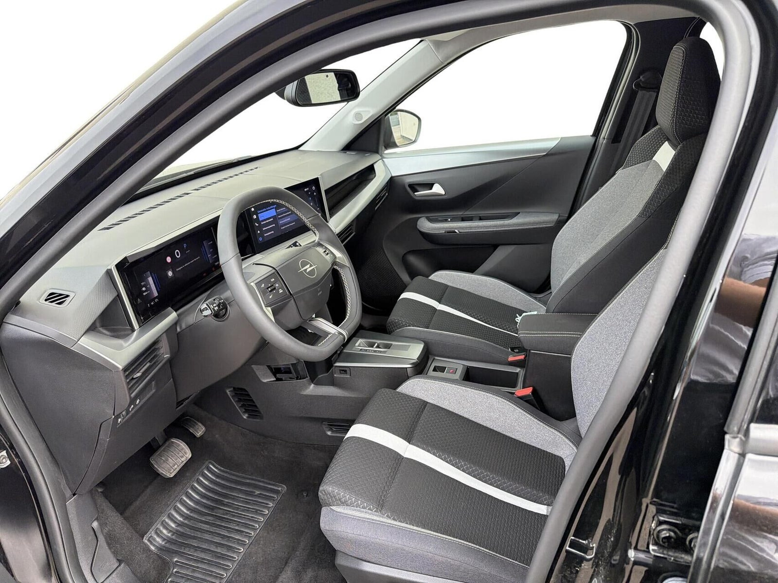 Sort Opel Frontera fra 2025