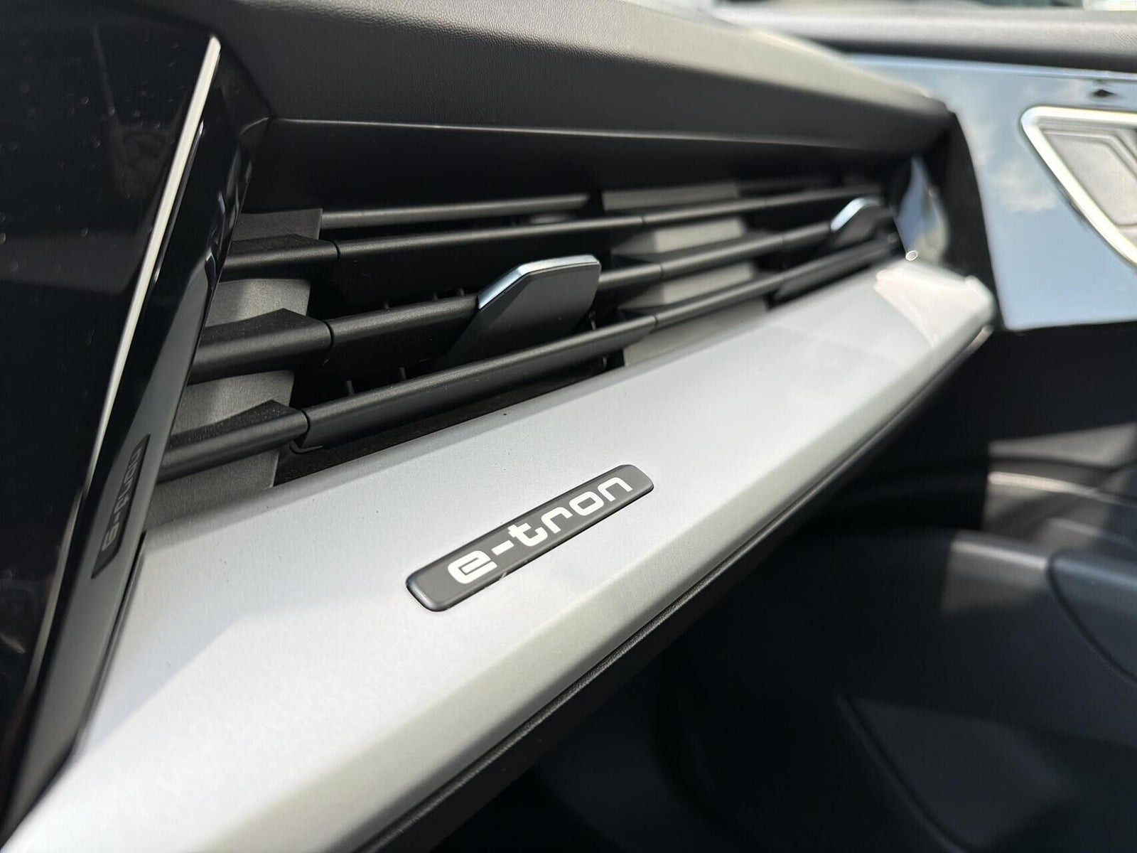 Grå Audi Q4 e-tron fra 2022