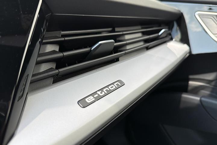 Grå Audi Q4 e-tron fra 2022
