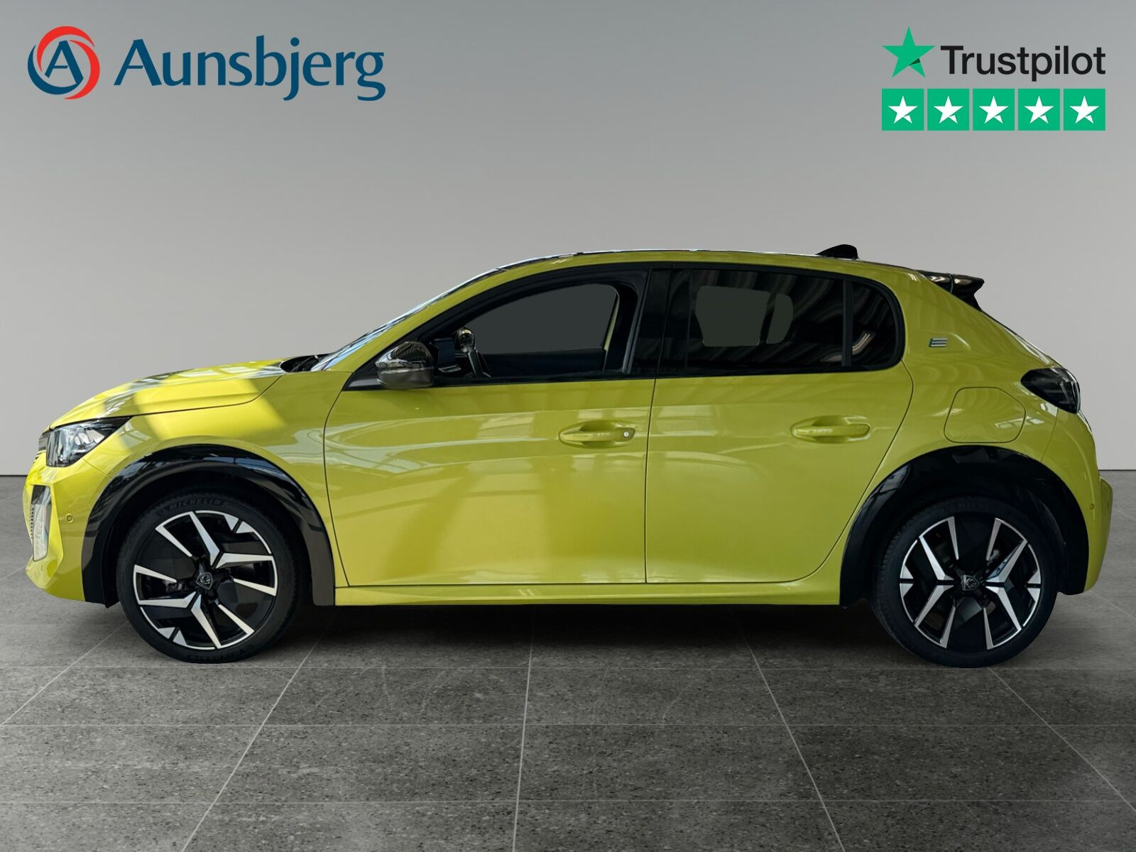 Gul Peugeot e-208 fra 2025