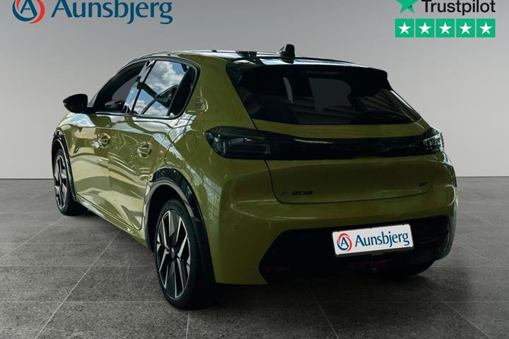 Gul Peugeot e-208 fra 2025