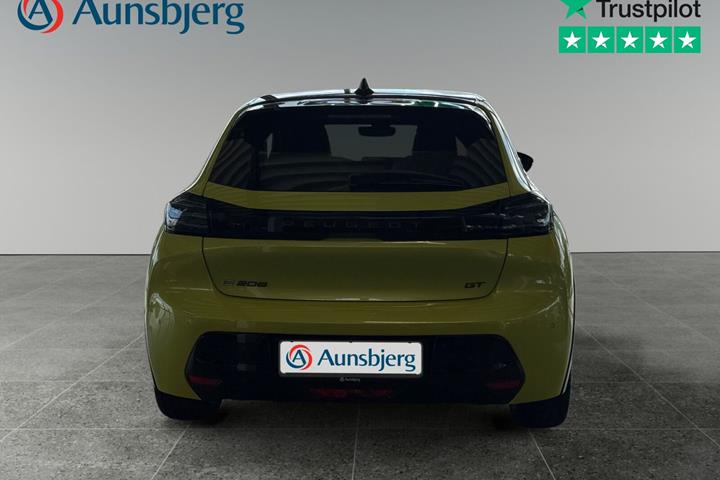 Gul Peugeot e-208 fra 2025
