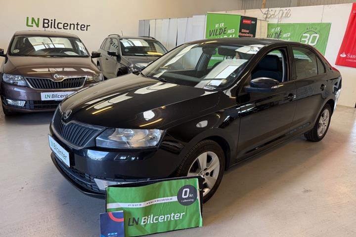 Sort Skoda Rapid fra 2017 set udefra