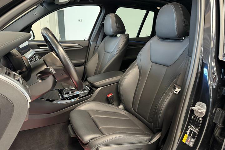 Sort BMW iX3 fra 2024