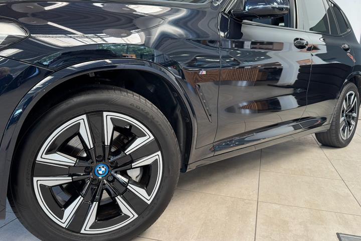 Sort BMW iX3 fra 2024