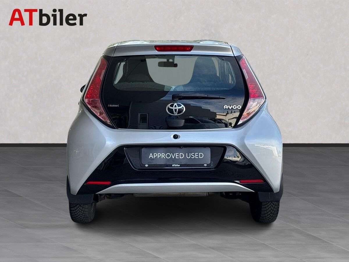 Sølv Toyota Aygo fra 2016