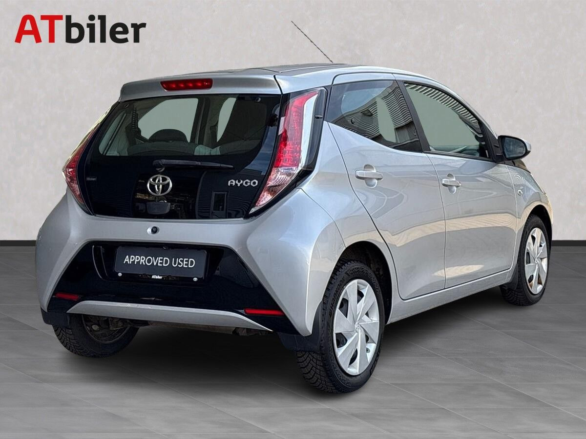 Sølv Toyota Aygo fra 2016