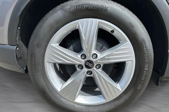 Grå Audi Q4 fra 2024