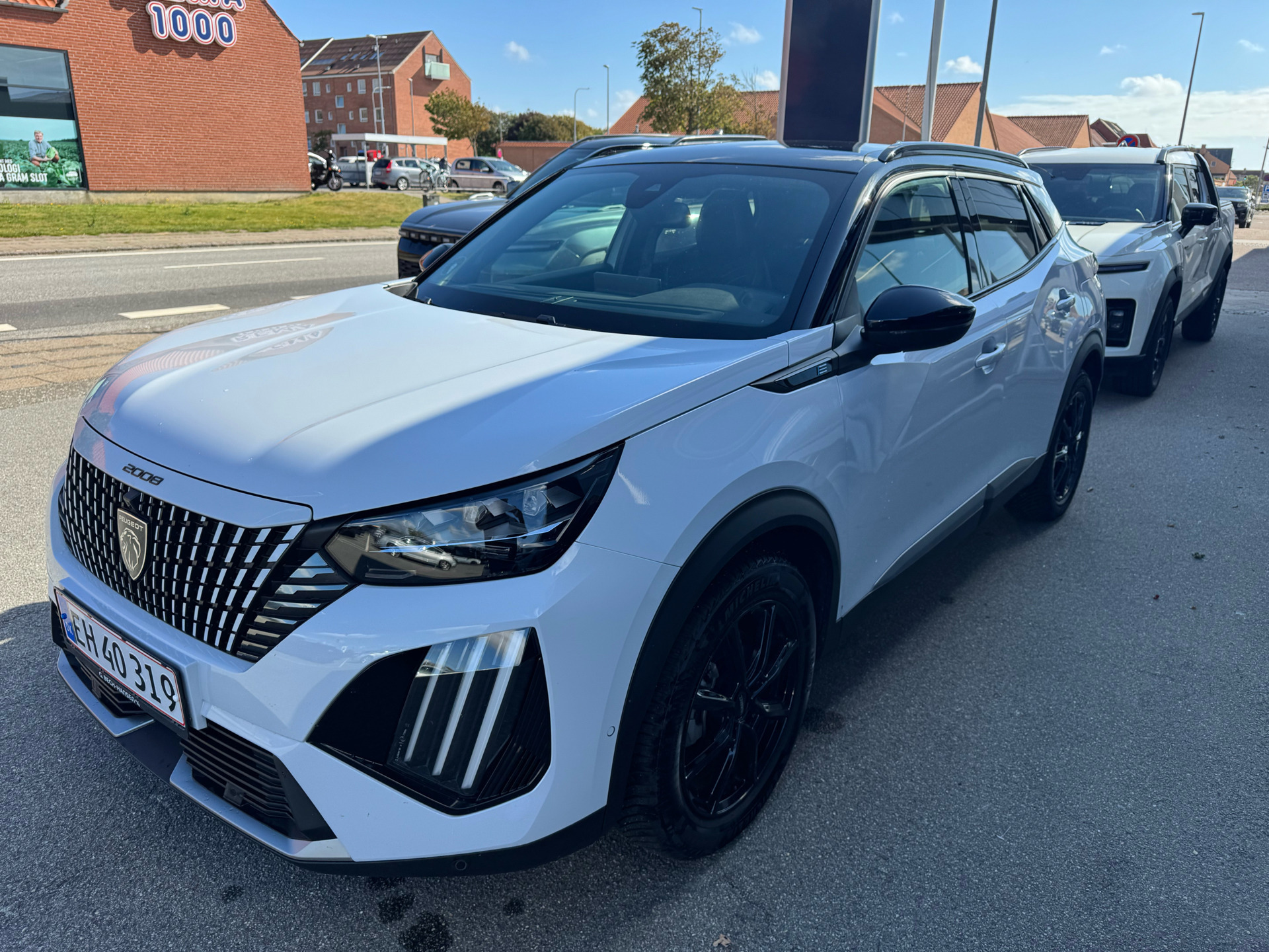 Hvid Peugeot e-2008 fra 2025