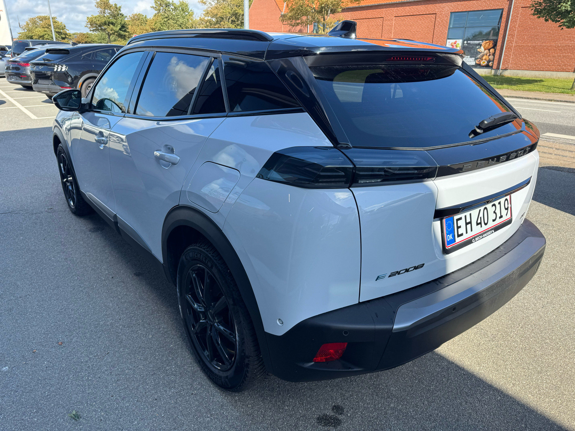 Hvid Peugeot e-2008 fra 2025