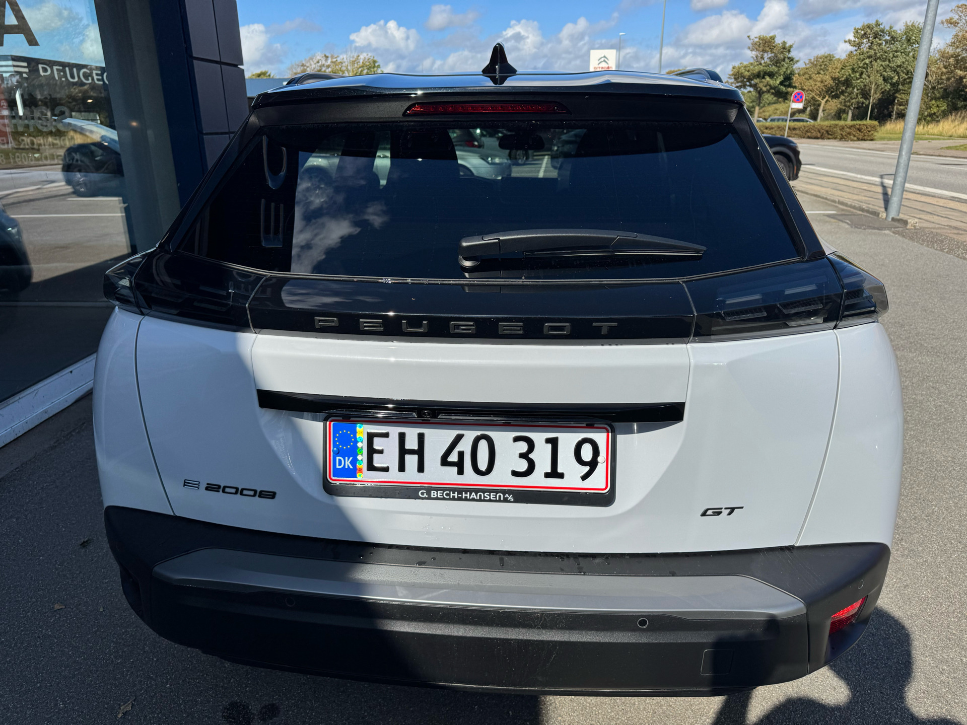 Hvid Peugeot e-2008 fra 2025