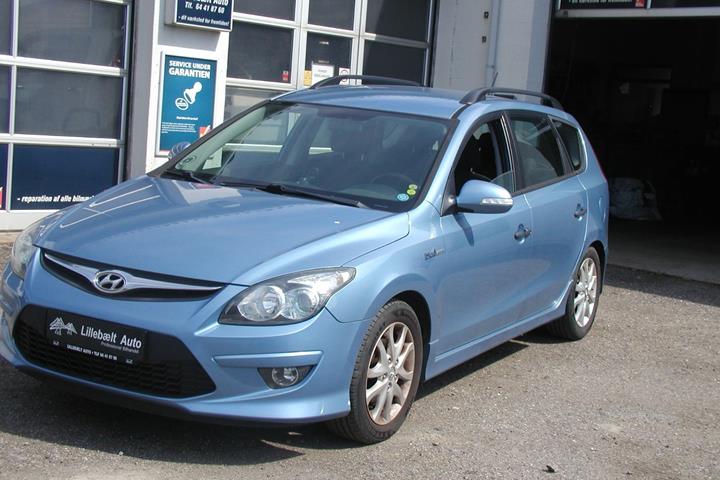 Blå Hyundai i30 fra 2012 set udefra