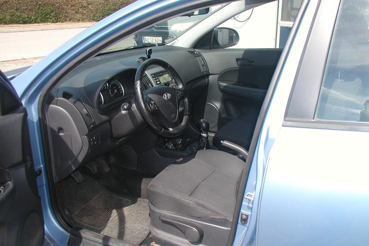 Blå Hyundai i30 fra 2012