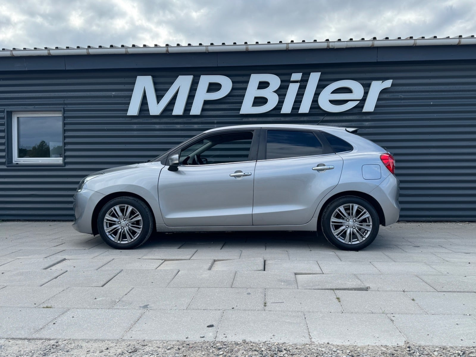Grå Suzuki Baleno fra 2018