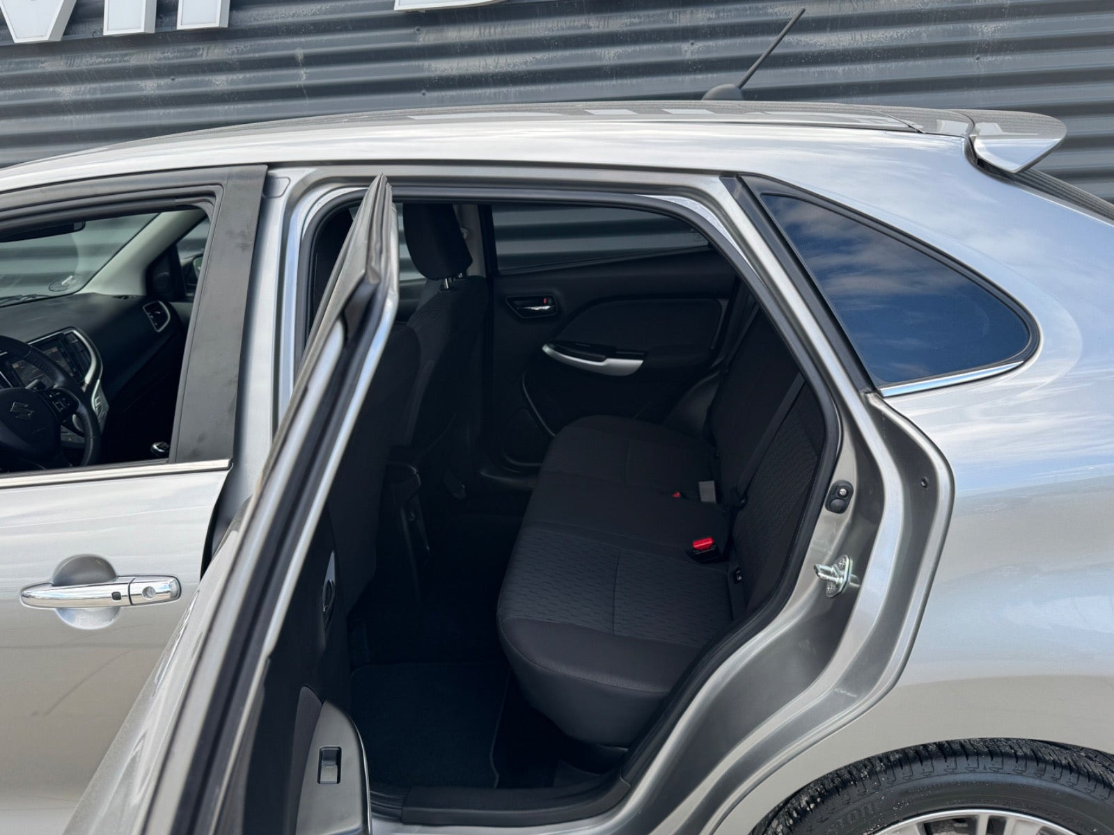 Grå Suzuki Baleno fra 2018