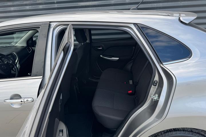 Grå Suzuki Baleno fra 2018